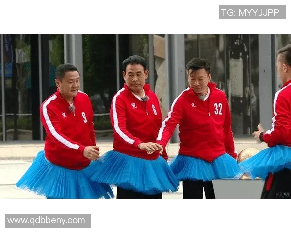 足球明星搞笑模仿小天鹅舞姿引发全场欢笑瞬间