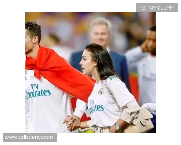 足球明星情侣共度夏日时光畅游海洋的浪漫瞬间