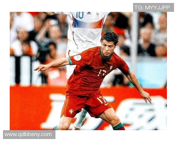 足球明星拼图照片全屏展示让你感受足球魅力与激情的完美结合