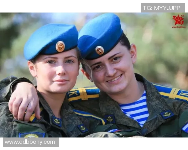 足球明星戴面罩照片引发热议展现运动员独特风采与时尚魅力