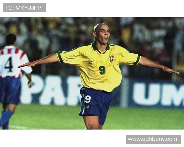 巅峰时期最强足球明星的传奇故事与辉煌成就回顾