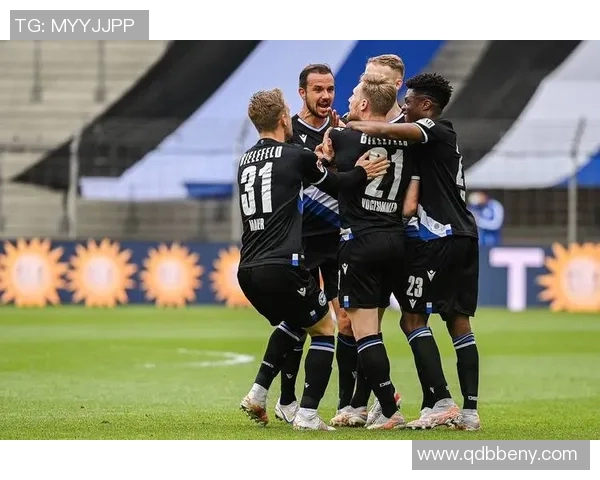 足球明星聚首打扑克赛场对决谁能赢得最后的胜利