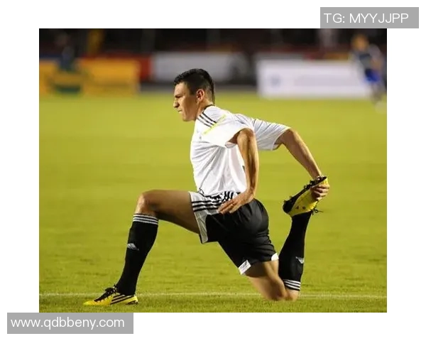 足球明星跃起瞬间展现力量与优雅的完美结合