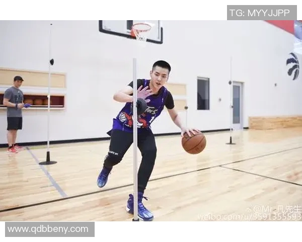 男明星篮球馆挥汗如雨展现运动魅力引发粉丝热议 男明星篮球馆挥汗如雨展现运动魅力引发粉丝热议